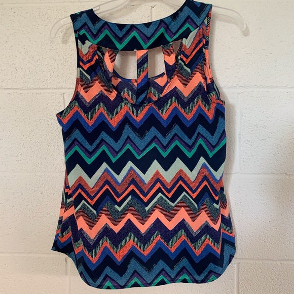 Under Skies Chevron Tank Top Small - Picture 2 of 6